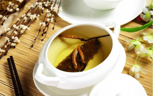 Cách sử dụng đông trùng hạ thảo nguyên con dễ nhất là hãm trà