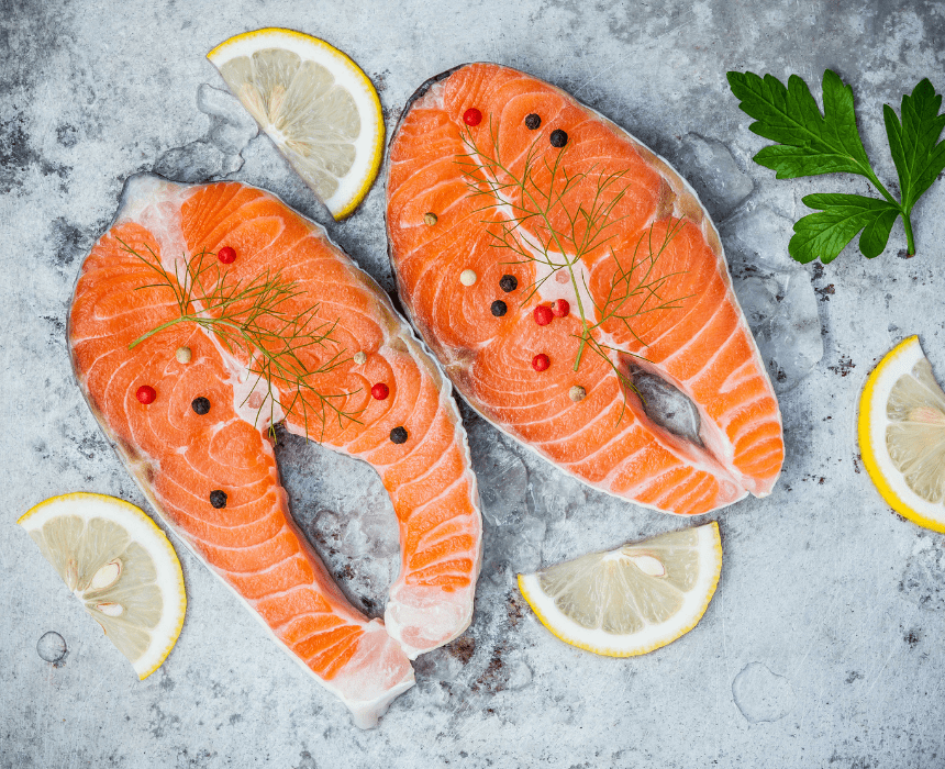 Các loại cá béo như cá hồi và cá mòi có nhiều chất dinh dưỡng quan trọng đối với nội tiết tố như vitamin D, kẽm và axit béo omega-3