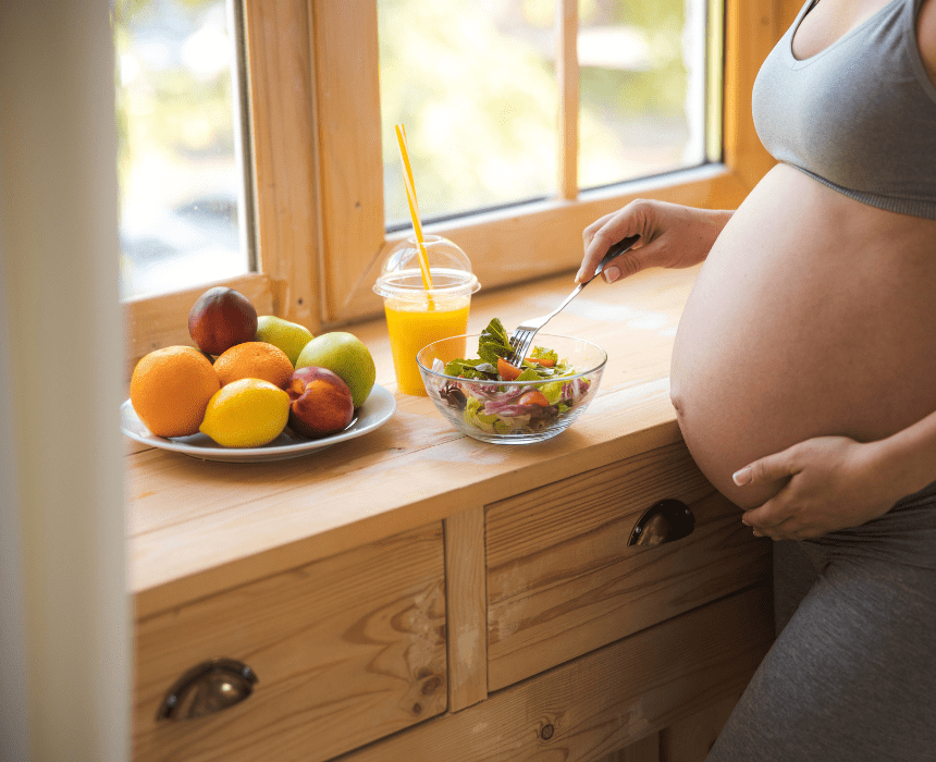 Phụ nữ mang thai và cho con bú cần bổ sung đầy đủ dưỡng chất, đặc biệt là các vitamin A, C, E và khoáng chất cần thiết để tăng cường hệ miễn dịch