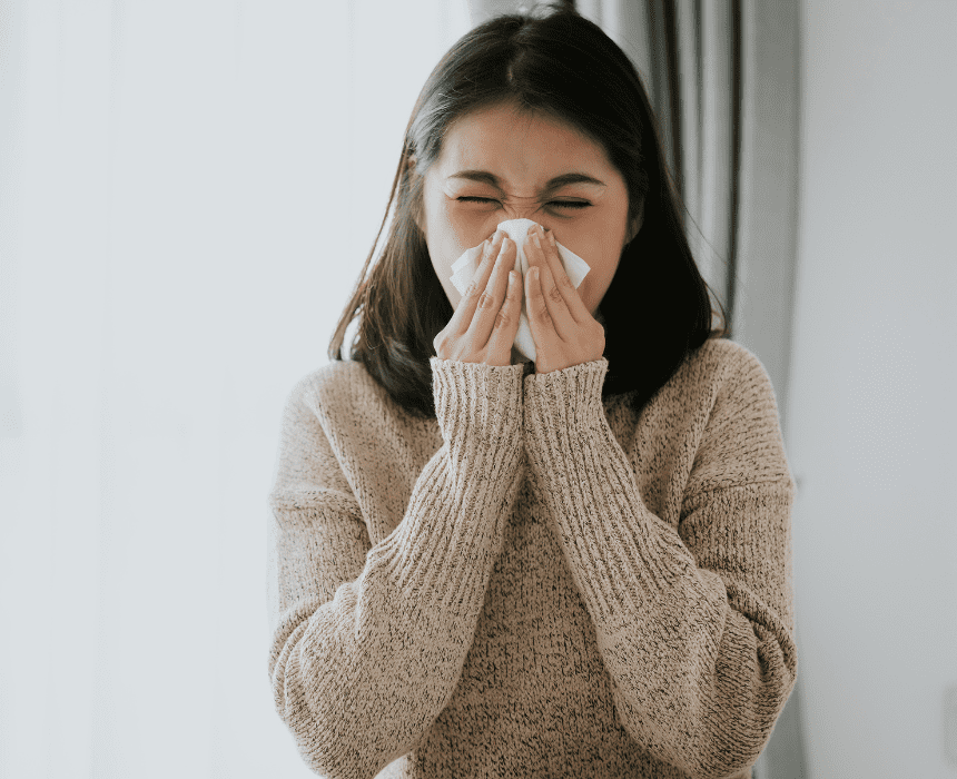 Việc người lớn hắt hơi và sổ mũi khi bị cảm lạnh hai hoặc ba lần mỗi năm là điều hoàn toàn bình thường