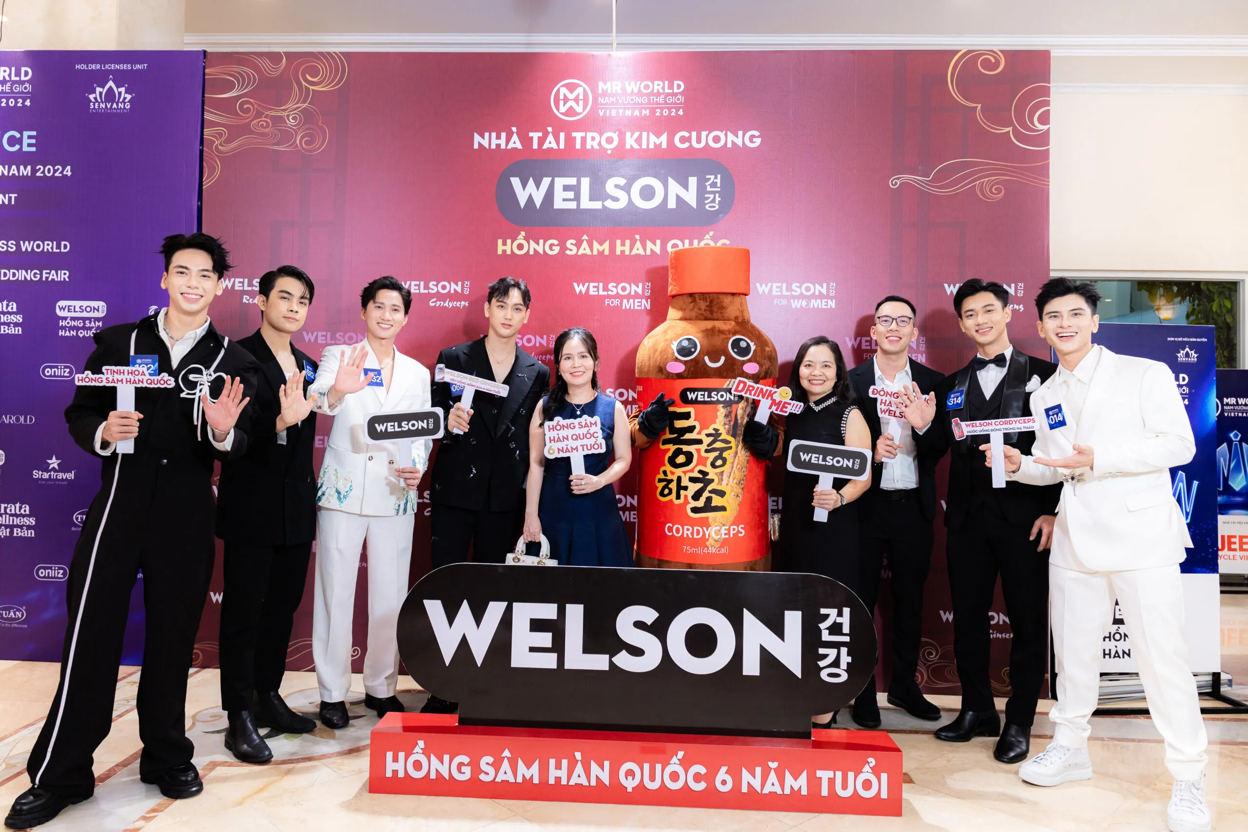 Đại diện Welson cùng các thí sinh Mr World Vietnam 2024 check in tại booth