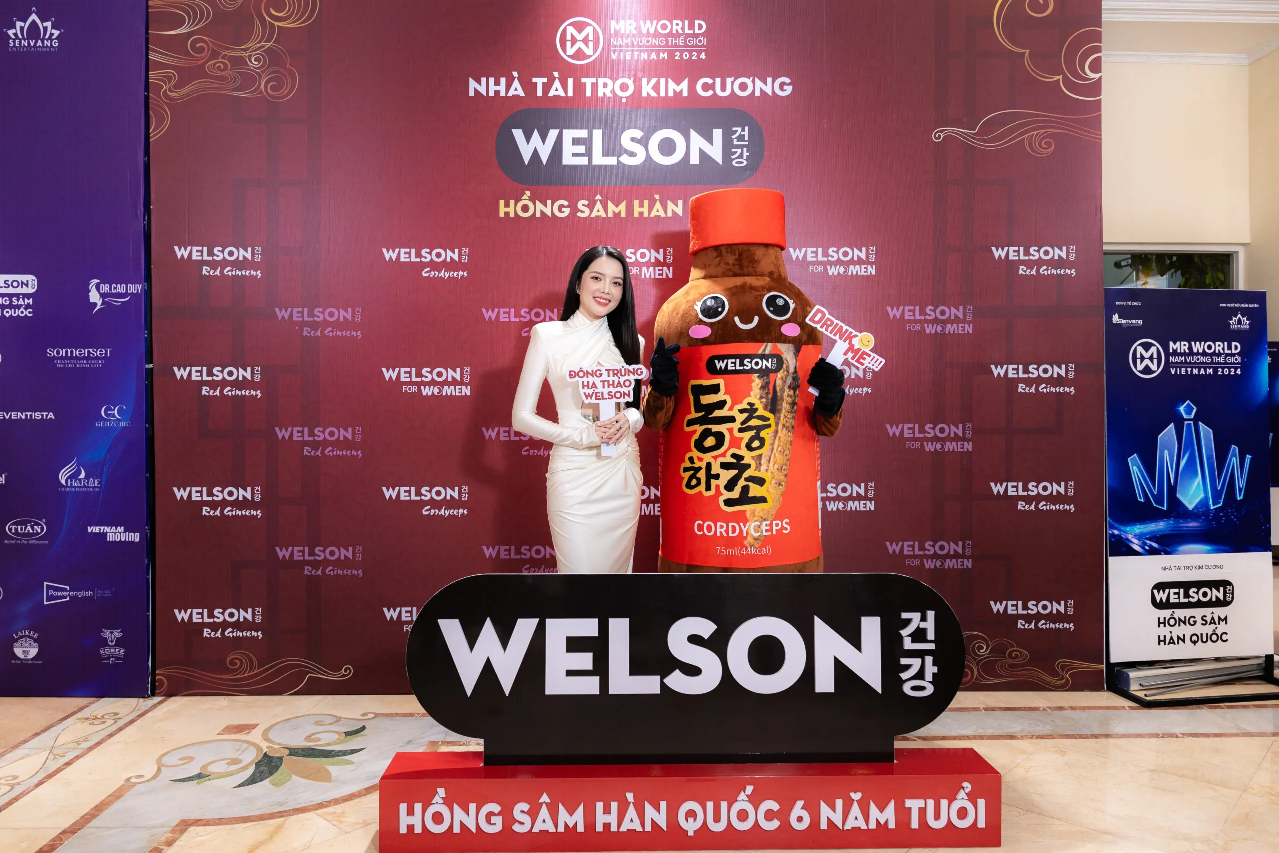 Hoa khôi Huỳnh Thúy Vi tại thảm đỏ họp báo