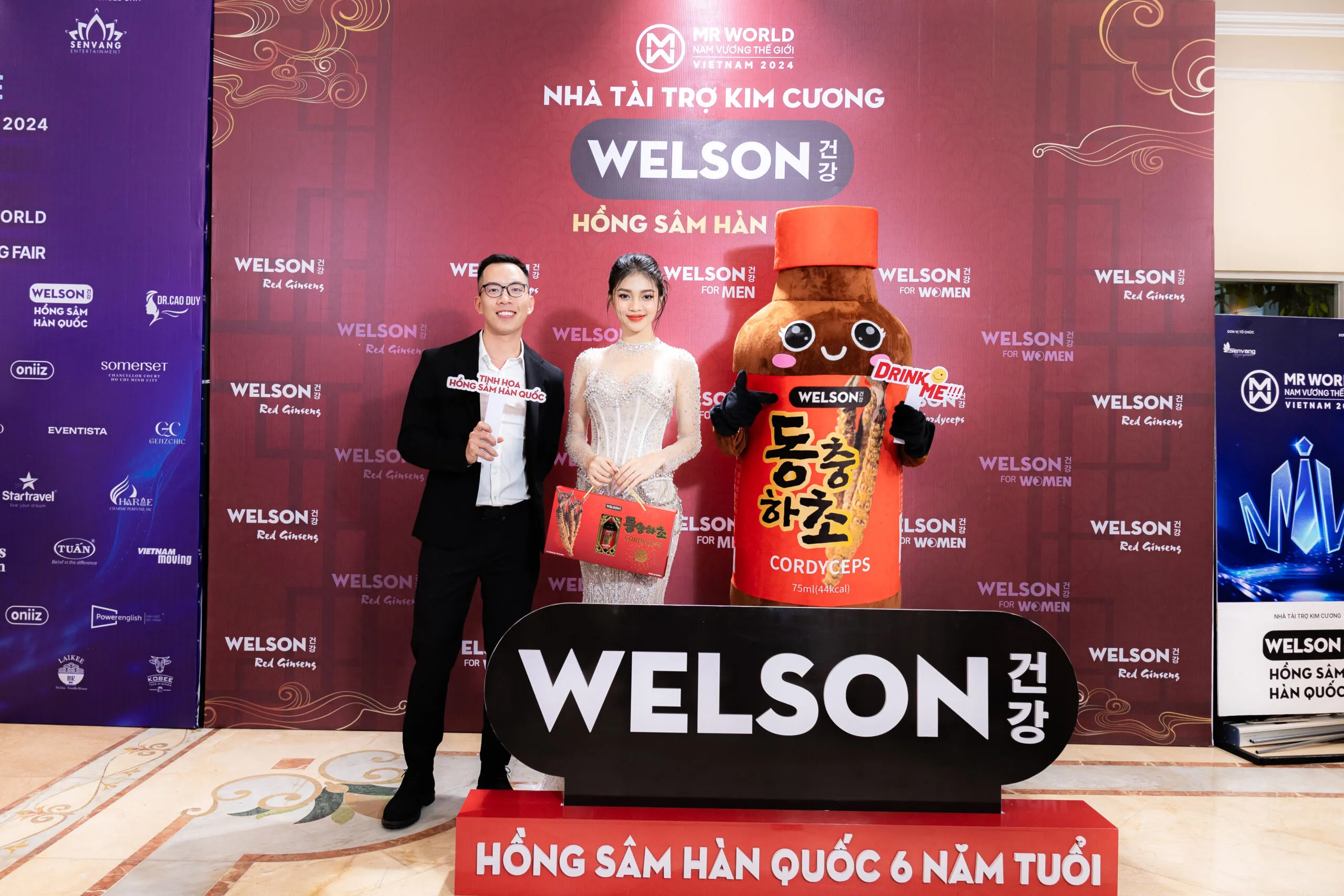 Á hậu Minh Kiên cùng đại diện Welson xuất hiện tại booth