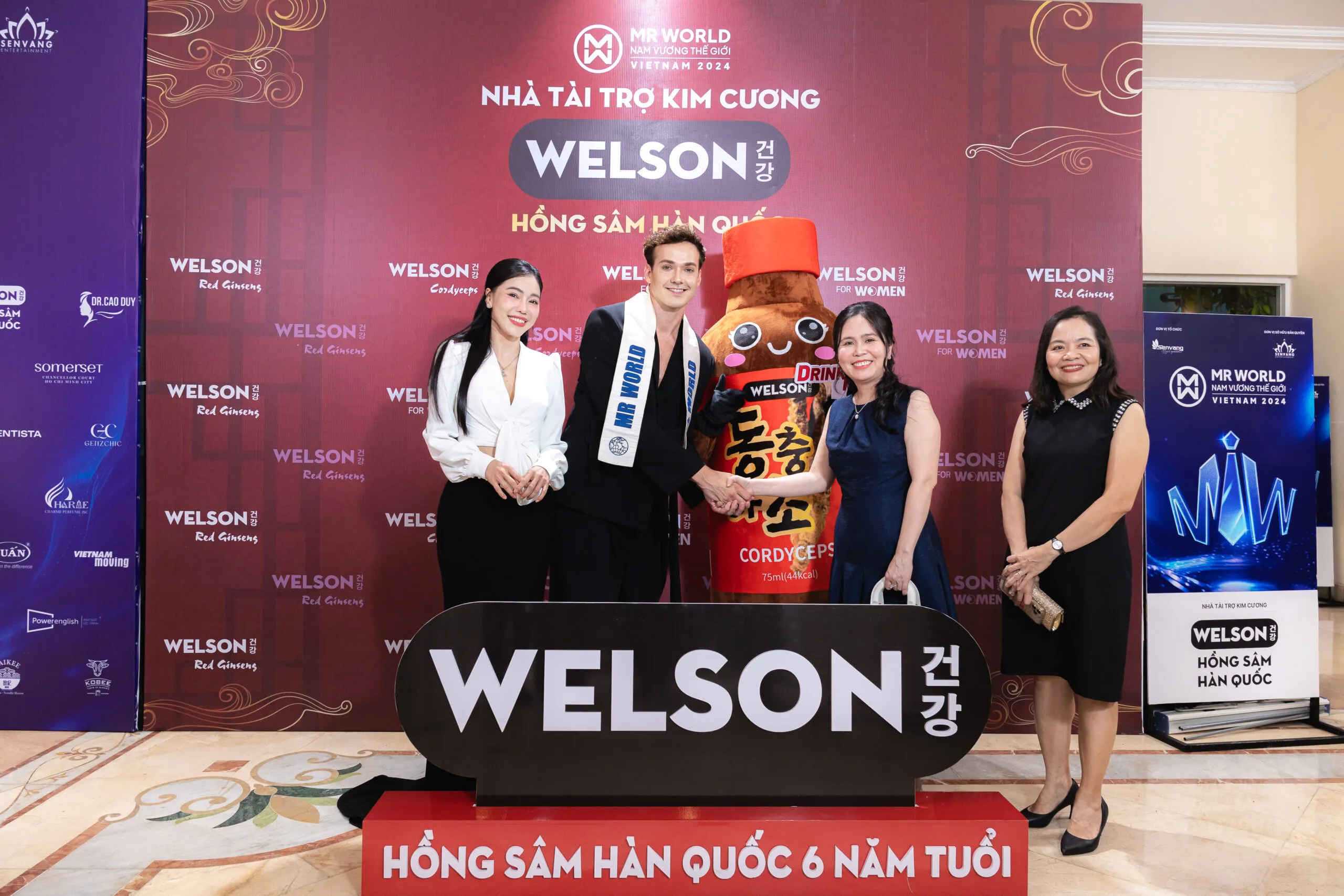 Đại diện Welson check in cùng Đương kim Mr World Jack Heslewood và CEO Phạm Kim Dung