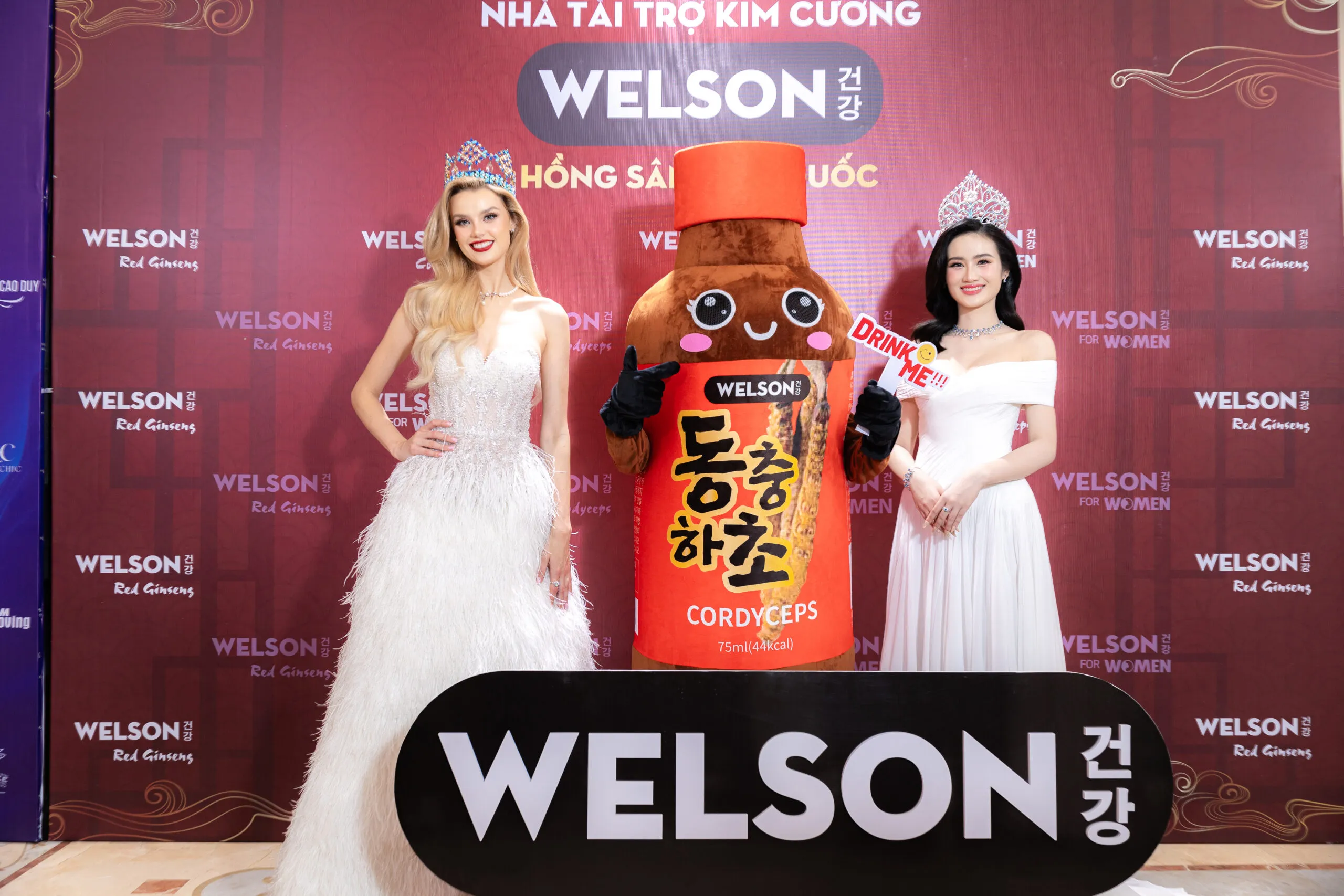 Đương kim Miss World Krystyna Pyszková cùng Miss World Vietnam Ý Nhi check in tại Welson