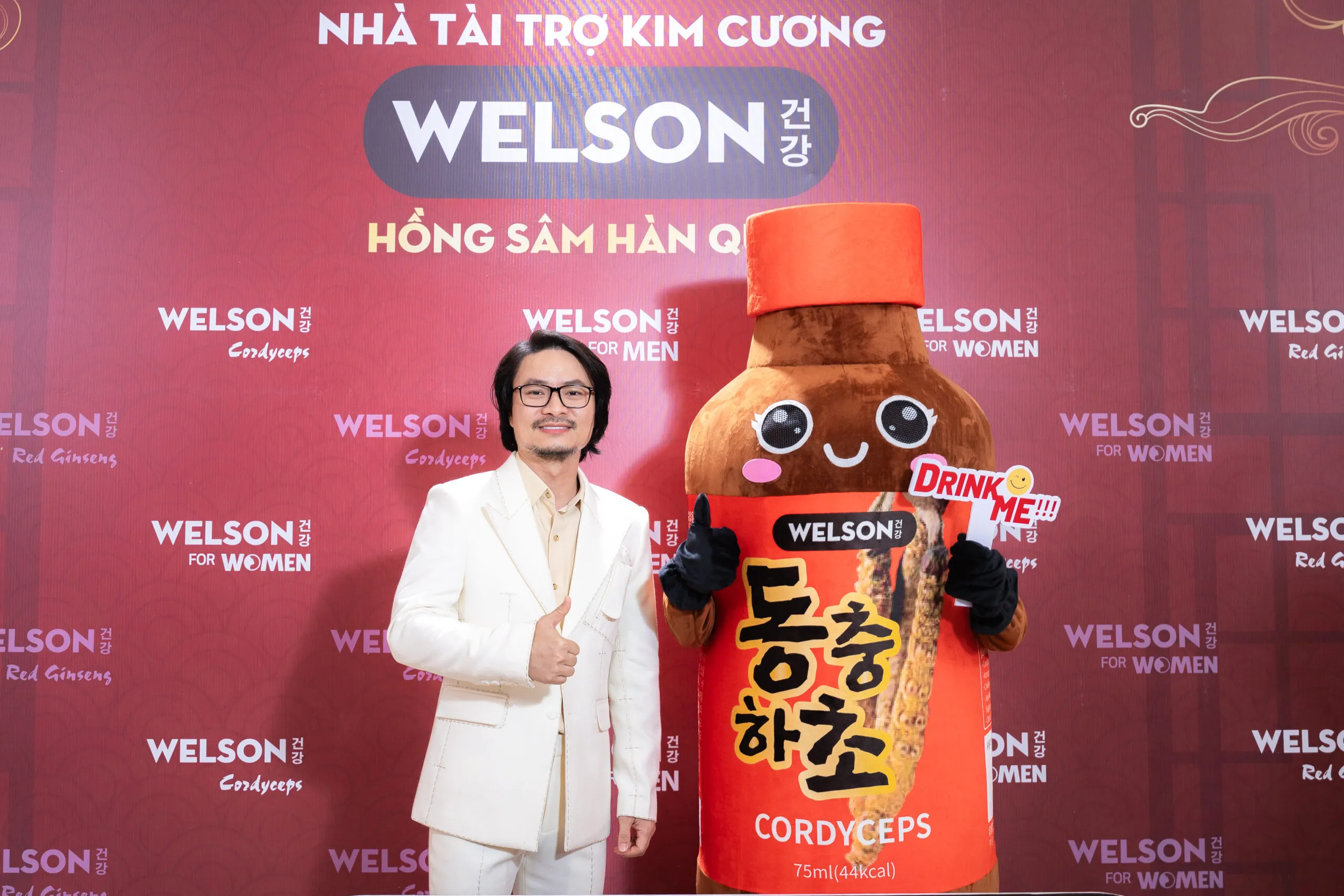 Đạo diễn Hoàng Nhật Nam lịch lãm đứng cạnh mascot và Welson