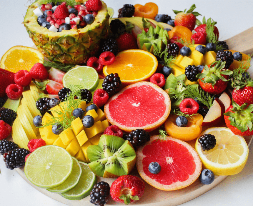 Nhiều loại trái cây rất giàu chất xơ hòa tan có thể giúp bạn giảm mức cholesterol