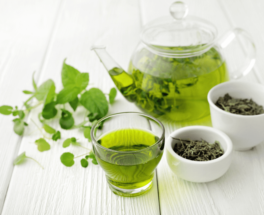 Trong trà xanh có chứa nhiều catechin và các hợp chất chống oxy hóa khác, có khả năng giúp giảm mức LDL và cholesterol toàn phần
