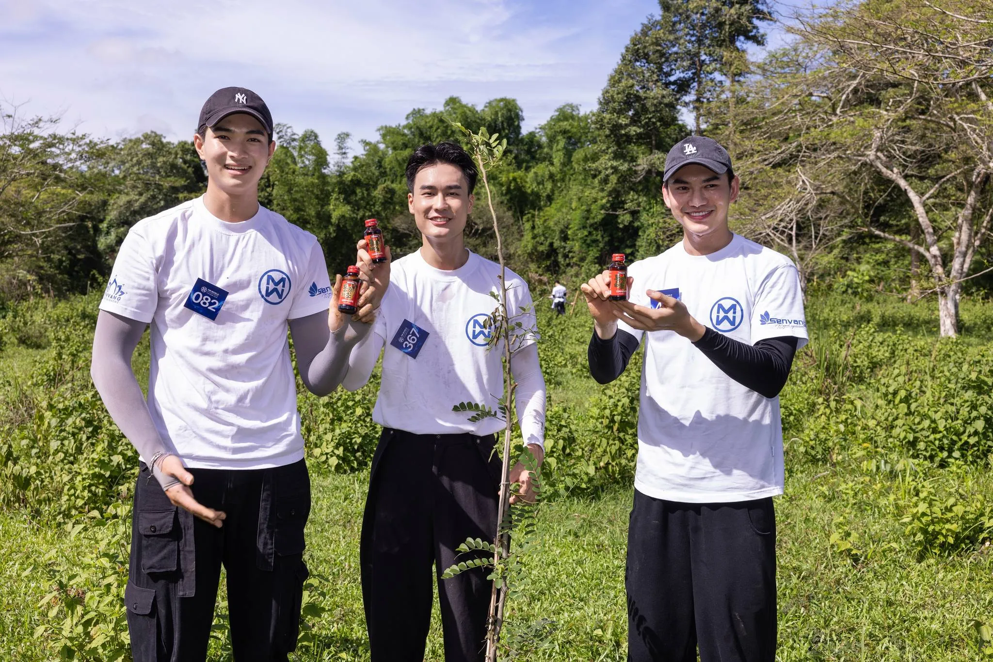 Không khí trồng cây vô cùng nhiệt huyết cùng Khánh Dĩ, Đức Quang và Hoàng Sơn