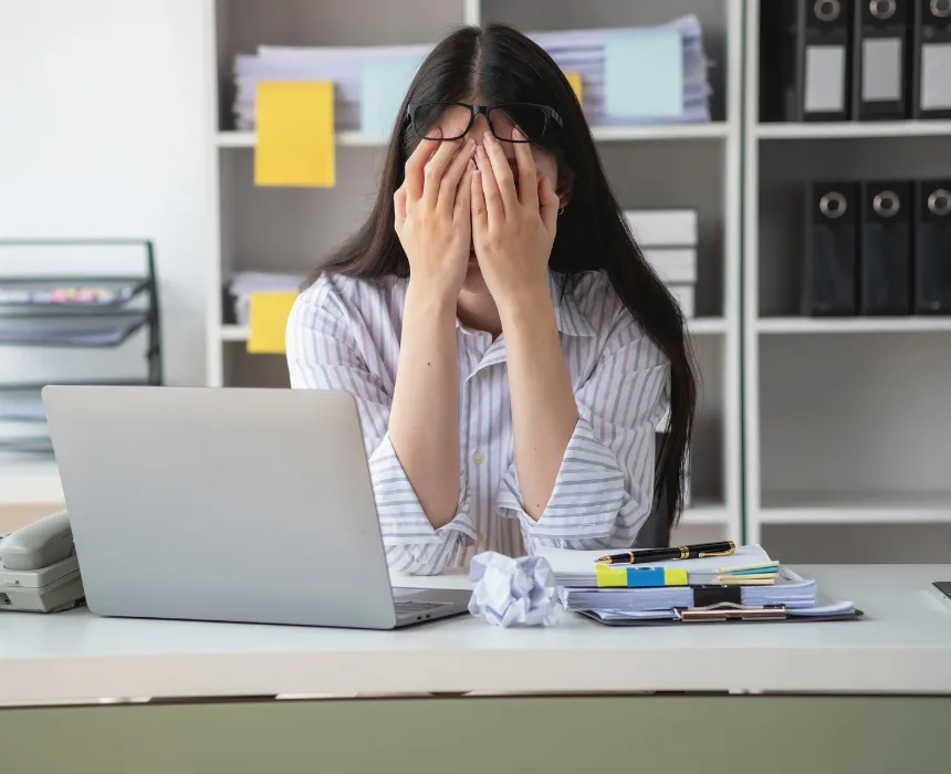 Stress có thể khiến nồng độ cotisol tăng cao, gây ảnh hưởng đến sức khỏe sinh lý nữ