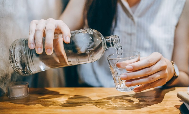Làm Sao Biết Cơ Thể Cần Bao Nhiêu Nước? Dấu Hiệu Nhận Biết Thiếu Nước
