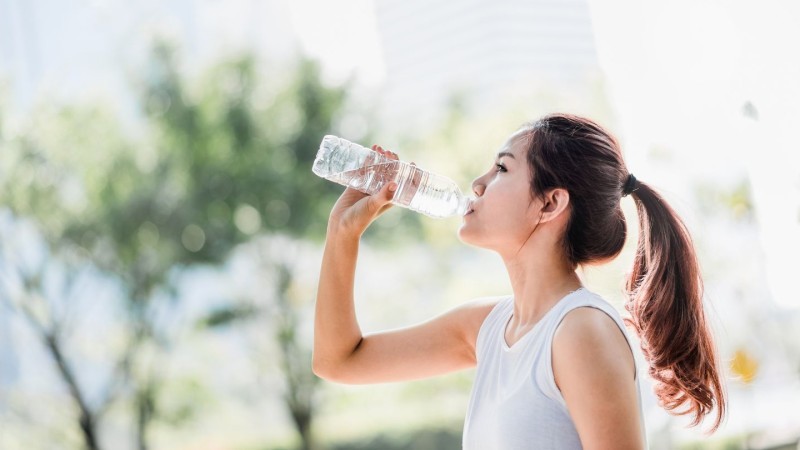 Các Yếu Tố Ảnh Hưởng Đến Lượng Nước Cần Uống Mỗi Ngày