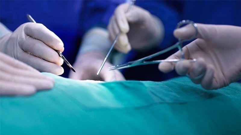 Người bị rối loạn đông máu, chuẩn bị phẫu thuật hoặc đang dùng thuốc chống đông