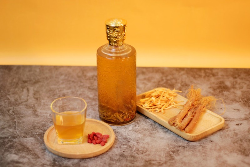 Những điều cần lưu ý và rủi ro tiềm ẩn ít được nhấn mạnh khi dùng rượu sâm đông trùng hạ thảo